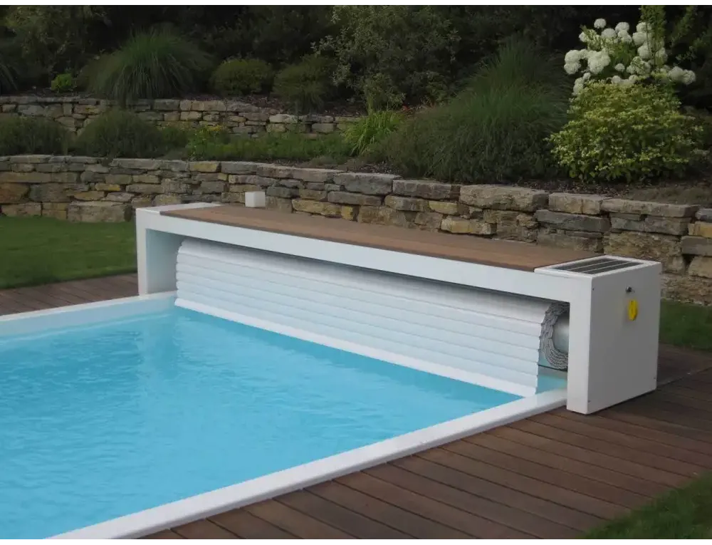 TopMoov slatted pool cover with an above-ground roller – white and brown, 60 x 14 mm slats TopMoov slatted pool cover with an above-ground roller – white and brown, 60 x 14 mm slats